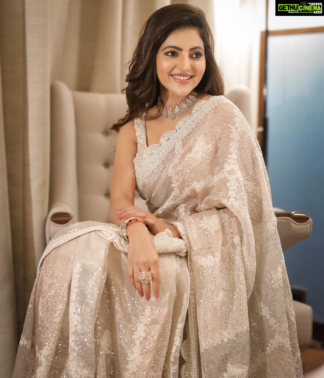 Athulya Ravi Instagram - Unleashing the inner sparkle ✨ #sparkle #innersparkle #lifegoals #everydayisagift ! Jwelry @kalyanjewellers_official Saree @shavetaandanuj M&H @mua_vijisharath Styling @manogna_gollapudi Assistant @sunandini_vijjagiri