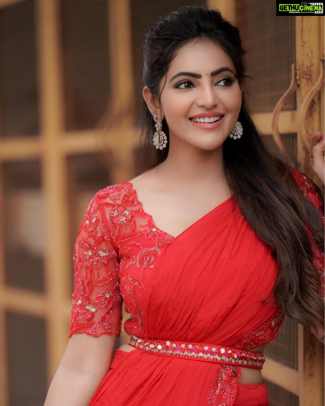 Athulya Ravi Instagram - Happy diwali to all my sweethearts 🪔❤️ என்றென்றும் உங்கள் இல்லங்களிலும் உள்ளங்களிலும் மகிழ்ச்சி பொங்க இனிய தீபாவளி நல்வாழ்த்துக்கள் 🪔 #happydiwali #diwali #prosperity #happiness #goodhealth #positivity #godbless #diwalivibes✨ 👗 @issadesignerstudio @manogna_gollapudi 📸 @camerasenthil @arupre_makeup_artist