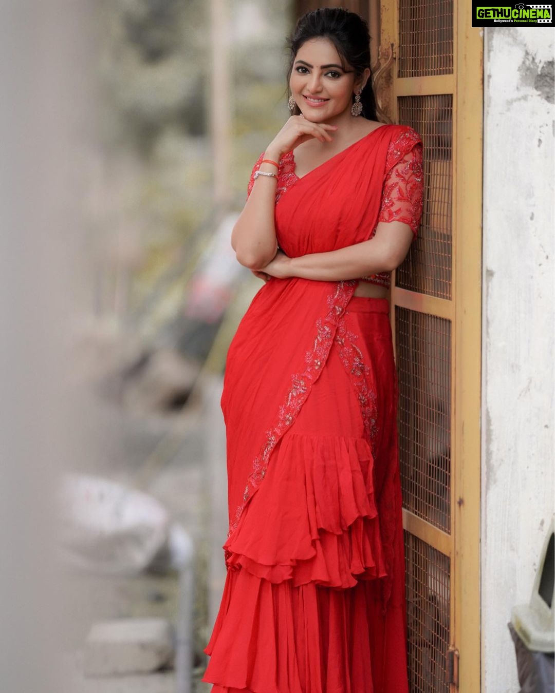 Athulya Ravi Instagram - Happy diwali to all my sweethearts 🪔❤️ என்றென்றும் உங்கள் இல்லங்களிலும் உள்ளங்களிலும் மகிழ்ச்சி பொங்க இனிய தீபாவளி நல்வாழ்த்துக்கள் 🪔 #happydiwali #diwali #prosperity #happiness #goodhealth #positivity #godbless #diwalivibes✨ 👗 @issadesignerstudio @manogna_gollapudi 📸 @camerasenthil @arupre_makeup_artist