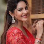 Athulya Ravi Instagram – Happy diwali to all my sweethearts 🪔❤️ என்றென்றும் உங்கள் இல்லங்களிலும் உள்ளங்களிலும் மகிழ்ச்சி பொங்க இனிய தீபாவளி நல்வாழ்த்துக்கள் 🪔 #happydiwali #diwali #prosperity #happiness #goodhealth #positivity #godbless #diwalivibes✨ 
👗 @issadesignerstudio 
@manogna_gollapudi 
📸 @camerasenthil 
@arupre_makeup_artist