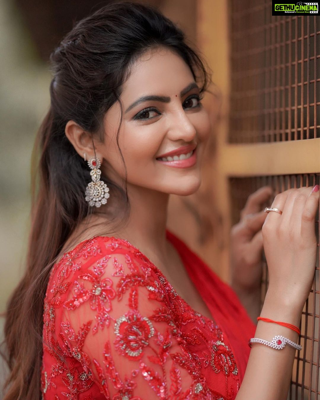 Athulya Ravi Instagram - Happy diwali to all my sweethearts 🪔❤️ என்றென்றும் உங்கள் இல்லங்களிலும் உள்ளங்களிலும் மகிழ்ச்சி பொங்க இனிய தீபாவளி நல்வாழ்த்துக்கள் 🪔 #happydiwali #diwali #prosperity #happiness #goodhealth #positivity #godbless #diwalivibes✨ 👗 @issadesignerstudio @manogna_gollapudi 📸 @camerasenthil @arupre_makeup_artist
