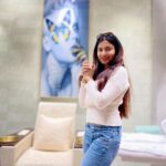 Avani Modi Instagram - When u r twinning with the interior of your room 🥰 Clicks: @jayphotographer5663 Venue : @azuresalonandnails Credit : @sainiproduction #winter #love #life #live #hope #mood #instagood