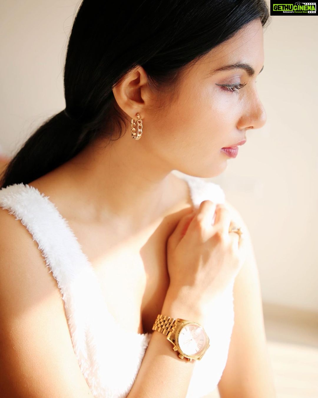 Avani Modi Instagram - Too many thoughts go unsaid @avanimodiofficial Photo: @abstractguy12 @visuallyesthetic MUAH: @makeoverbypanisha Styled by: @stzy.in #winter #photooftheday #photography #actor #model #life #love #beauty #instagood #instadaily #style #gold