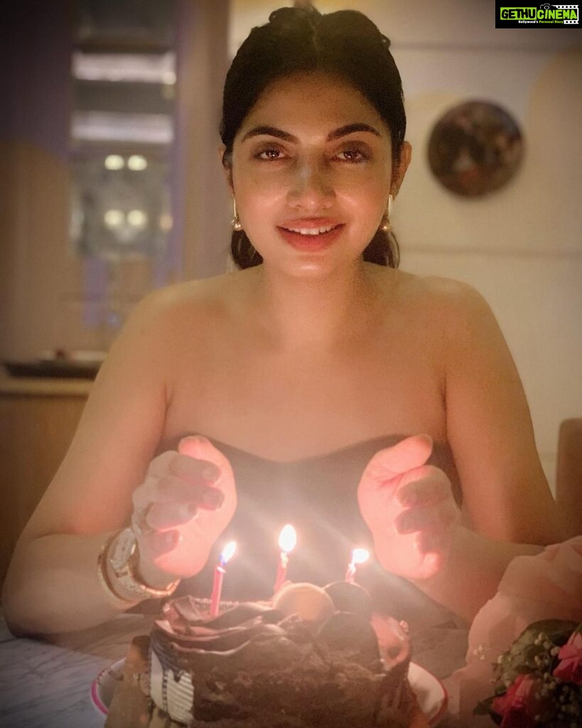 Avani Modi Instagram - A year wiser, nicer, happier and stronger me. Thank you all my family, friends and well wishes for making my birthday special. I am grateful to God for this beautiful gift called #life. #loveyou #mybirthday #happyme #gratitude