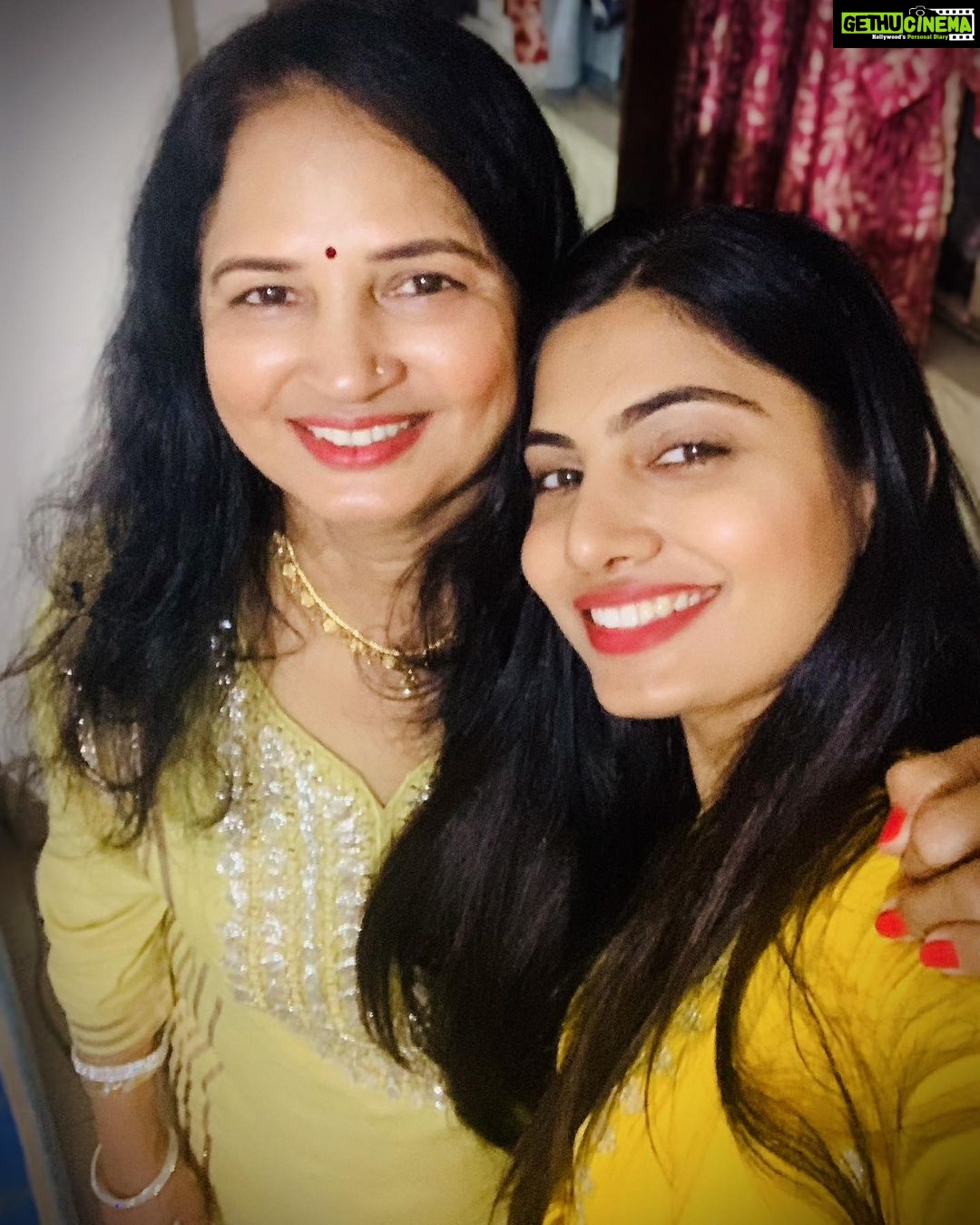 Avani Modi Instagram - This smile brightens up my day….everyday. Love you Maa ❤️ #happymothersday @alkamodicom
