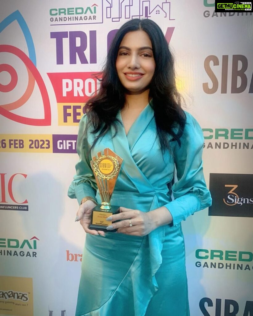 Avani Modi Instagram - Happy and honoured to have received #SIBA award organised by @brandfluenzers and @credaigandhinagar at @gift_city_gandhinagar today. Dress: @sheclosetbhopal Thank you ❤️ Green City - Gandhinagar