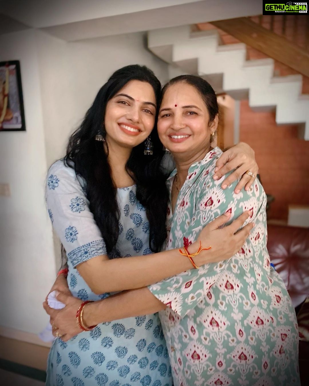 Avani Modi Instagram - आज उसका दिन है…., जिसकी वजह से मेरा हर दिन है। Happy birthday Maa…..! Loads of love and hugs to you. @alkamodicom #happybirthday #mother #momlove #julybirthdays #loveyoumom #love #happiness #joy #life