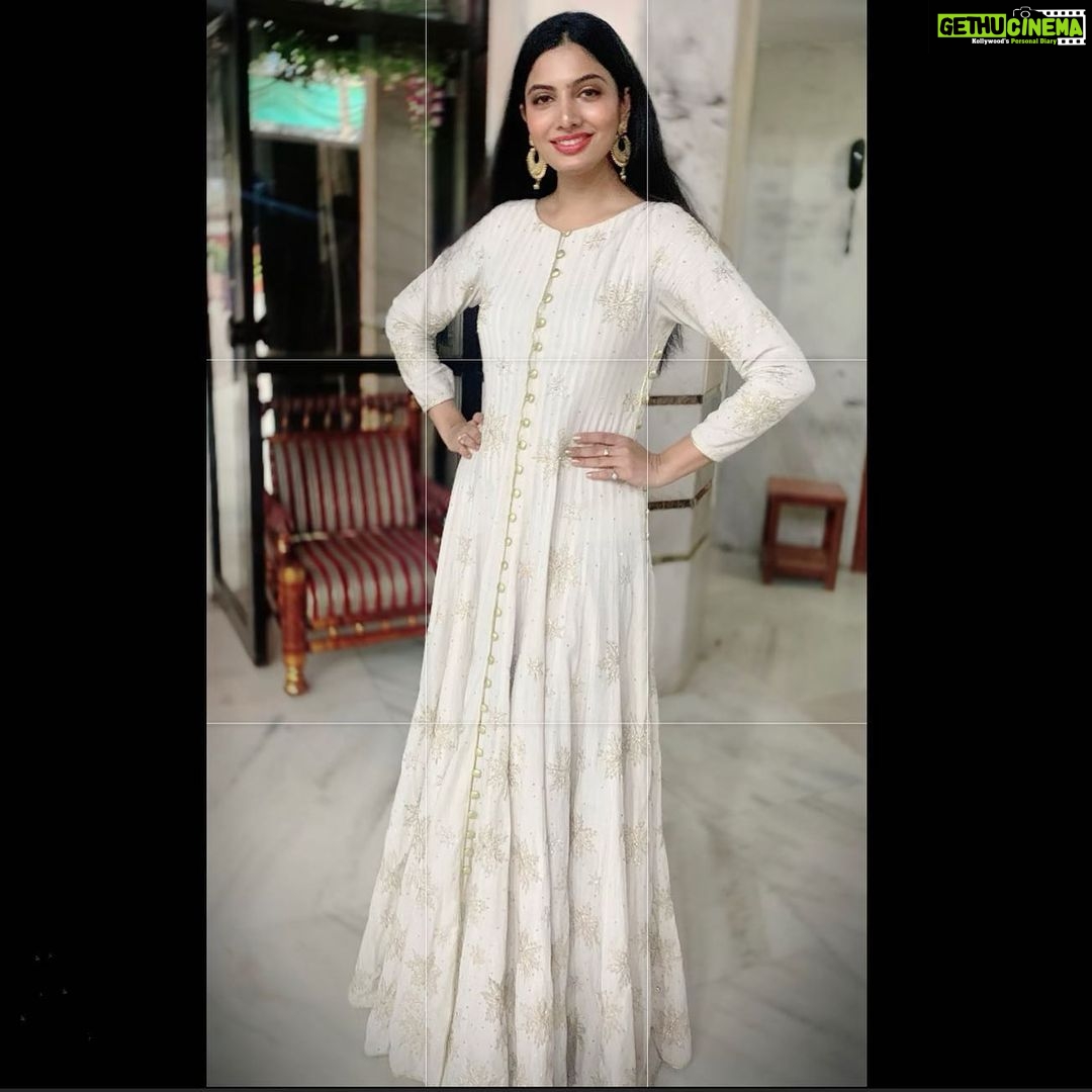 Avani Modi Instagram - It is in your hands to create a better world for all who live in it. Thank you so much @internationalhumanrights_07 for this honour. It gives me further courage to do more for others in need. Styled by: @label_vijayrana @vijayrana_fashion