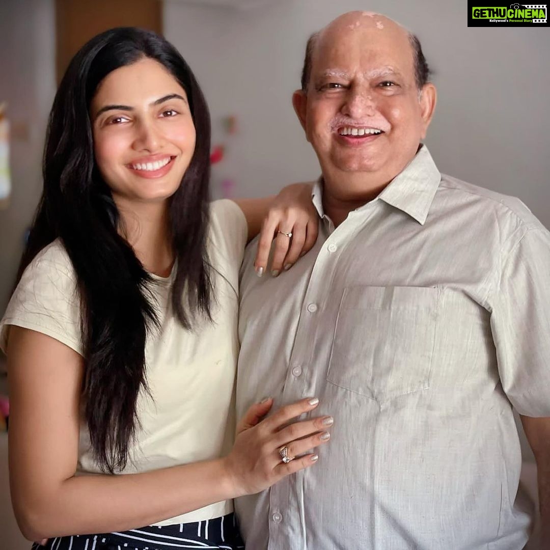 Avani Modi Instagram - Happy Father’s Day Pappa. @vinodmodicom દુનિયાના બધા મોટિવેશનલ સ્પીકર એક તરફ... અને પપ્પા ના મોઢામાંથી બોલાયેલ *હું બેઠો છું ને* આ શબ્દો એક તરફ... @eshanmodi #photography @theparulkashyapmodi @alkamodicom #fathersday #fatherdaughter #love #life #family #sunday