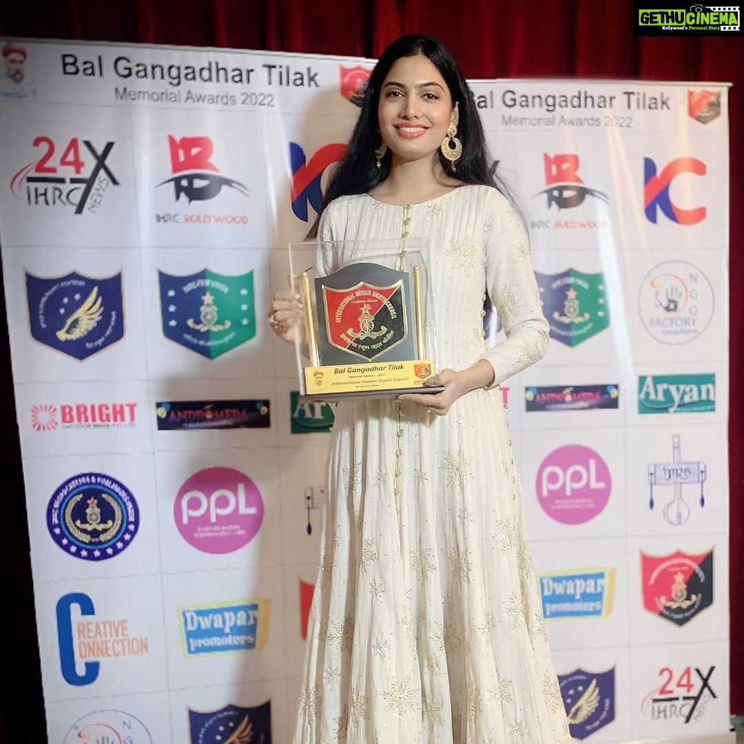 Avani Modi Instagram - It is in your hands to create a better world for all who live in it. Thank you so much @internationalhumanrights_07 for this honour. It gives me further courage to do more for others in need. Styled by: @label_vijayrana @vijayrana_fashion