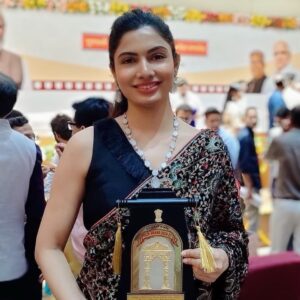 Avani Modi Instagram - Today I am honoured with Gujarati film industry’s most prestigious STATE AWARD by Govt. Of Gujarat from Hon’ble finance minister Shree @kanudesaimla for my performance in the film #carryonkesar 
Thank you everyone for your blessings 🙏🏻

Styled by: @sainiproduction 
Outfit: @pratha_by_boskysheth 
Jewellry: @shalibhadra_fashion_jewellery