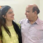 Avani Modi Instagram - Papa ke liye kya status daalu… Aaj jo STATUS hai vo papa ki wajah se hi hai. ❤️ love you pappa @vinodmodicom #happyfathersday