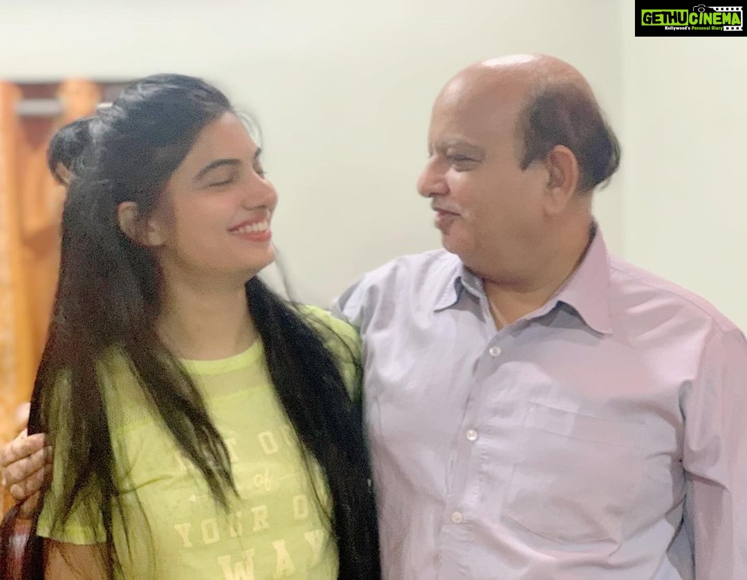 Avani Modi Instagram - Papa ke liye kya status daalu… Aaj jo STATUS hai vo papa ki wajah se hi hai. ❤️ love you pappa @vinodmodicom #happyfathersday