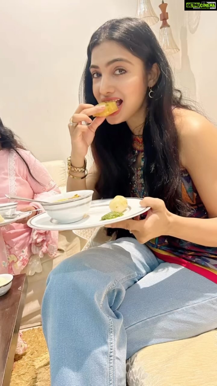 Avani Modi Instagram - Got to binge over this mouth watering delicacies of Ranchi. Dhuska, Pita, barra and ghughi. Also got to play with this cute little bunny JOEY šš°š @fashionpointexhibitions @fashionclubnewlife @yah_its_surbhi