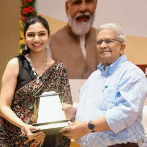 Avani Modi Instagram - Today I am honoured with Gujarati film industry’s most prestigious STATE AWARD by Govt. Of Gujarat from Hon’ble finance minister Shree @kanudesaimla for my performance in the film #carryonkesar 
Thank you everyone for your blessings 🙏🏻

Styled by: @sainiproduction 
Outfit: @pratha_by_boskysheth 
Jewellry: @shalibhadra_fashion_jewellery