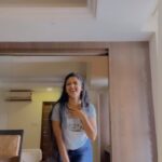 Avanthika Mohan Instagram - This is what I do when I’m Room alone 😇 #instagram #instagood #dance #reels #explore #explorepage✨ #reelsinstagram #video