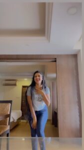 Avanthika Mohan Instagram - This is what I do when I’m Room alone 😇

#instagram #instagood #dance #reels #explore #explorepage✨ #reelsinstagram #video