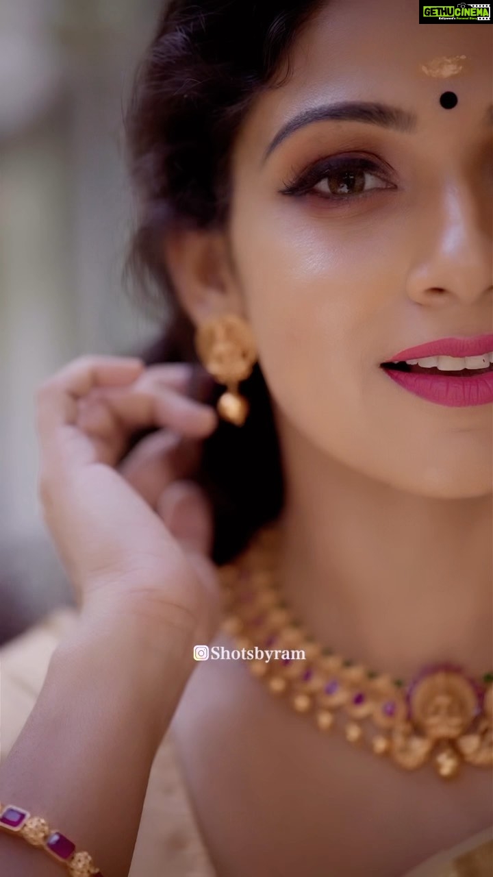 Avanthika Mohan Instagram - My ode to six yards of pure grace! Dolled up as a Malayali Manka to welcome Onam π« MUA @roshnistvm Video courtesy @shots_by_ram #onam #malayali #reelsvideo #celebration #onamfestival #keralite #reelsinstagram #instagram #explorepage #malayalee