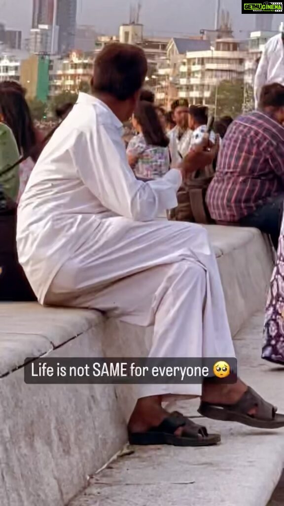 Avanthika Mohan Instagram - I couldn’t stop myself but repost this Heart touching💫 Whining about small things like breakup or pains are just so overrated. This uncle might have lots of problems /difficulties or burdens in his life who knows but he is happy in his own world by using his Jio keypad mobile. 💛 Not everyone needs a smart phone or material things to be happy. Look at his smile 😊 I’m very grateful for whatever have been provided in my life,there is so much to appreciate each day! #blessed #gratitude #godisgreat #happiness