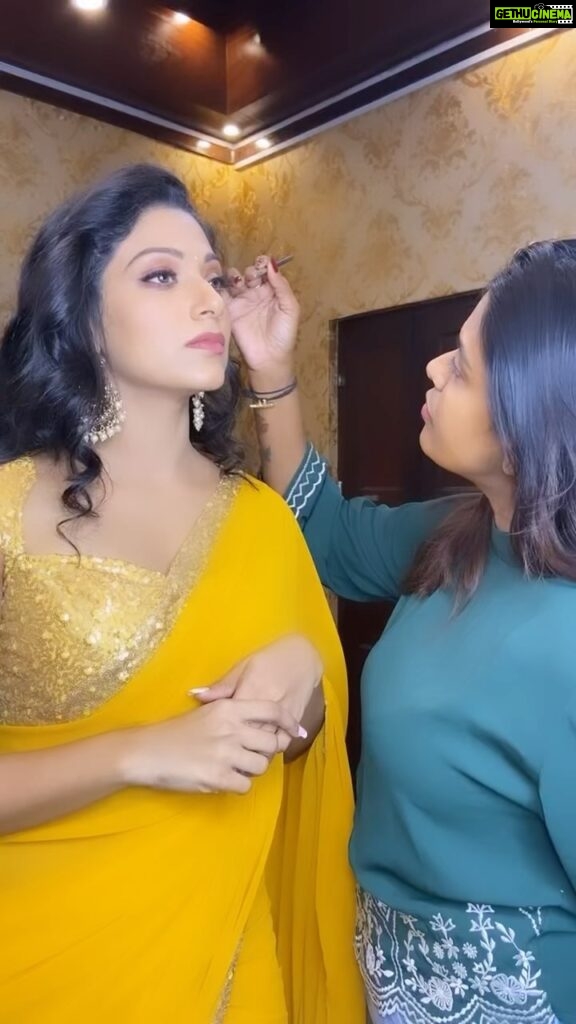Avanthika Mohan Instagram - A simple saree party makeover done for actress @avantikamohan . Stylist : @nithinju Mua : @roshnistvm Costume : @revathyjayanbabu #roshnisunisexstudio #yellowsaree #partymakeover #avantikamohan #makeup #makeupartist
