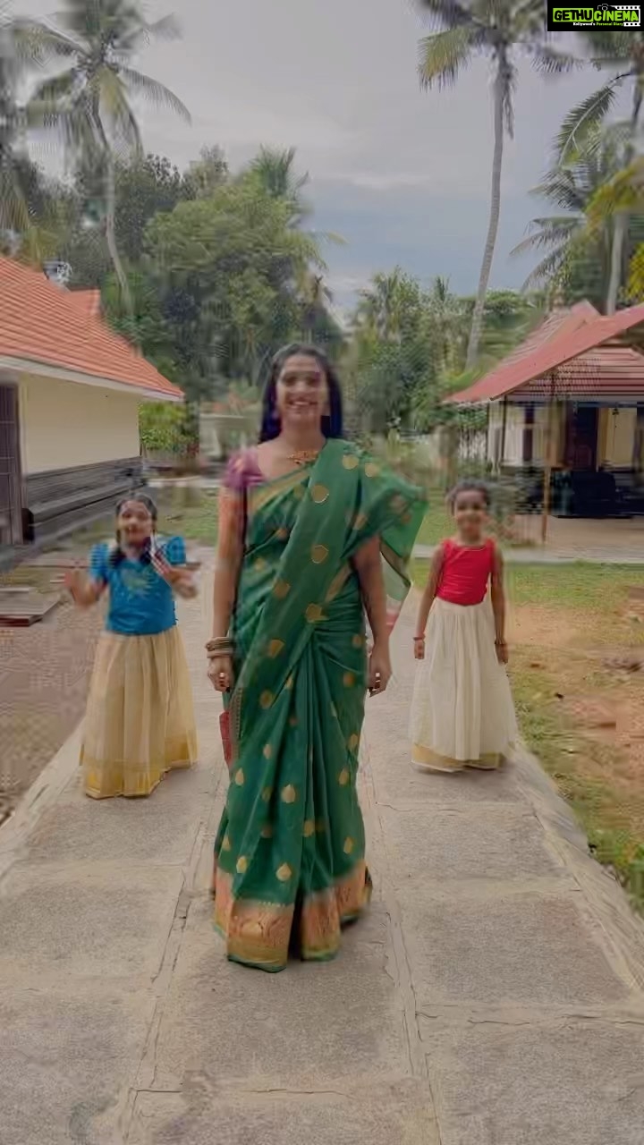 Avanthika Mohan Instagram - With my two little brats! ❤️❤️ #trendingreels #trending #reels #reelsinstagram #dance #tamil #tamilsong #instagram #tbt #fyp #instagram #reelitfeelit #exploremore #explore #explorepage #manimuth #mazhavilmanorama