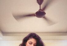 Avanthika Mohan Instagram - Beauty without expression is boring 😊 That’s my baby’s towel..Please ignore 😄 #trendingreels #trending #explore #video #reelsindia #instagood #reels #reelsinstagram #bollywoodsongs #tbt #dance #expression #dancer #instagramreels #actor #trendingnow #artist #reelkarofeelkaro #reelsvideo #instareels #reelitfeelit #instalove #feelthesong #trendingreels #fashion #saree