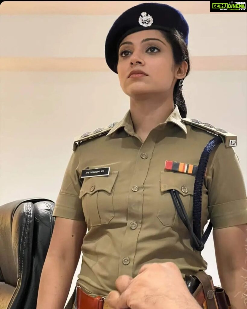 Avanthika Mohan Instagram - IPS Shreya Nandhini This character is very close to my heart, I just love to be her. A daring Cop! Photo courtesy @itsme_yassar 😊 #thoovalsparsham #shreyanandhiniips #ips #policeofficer #actorslife #asianet
