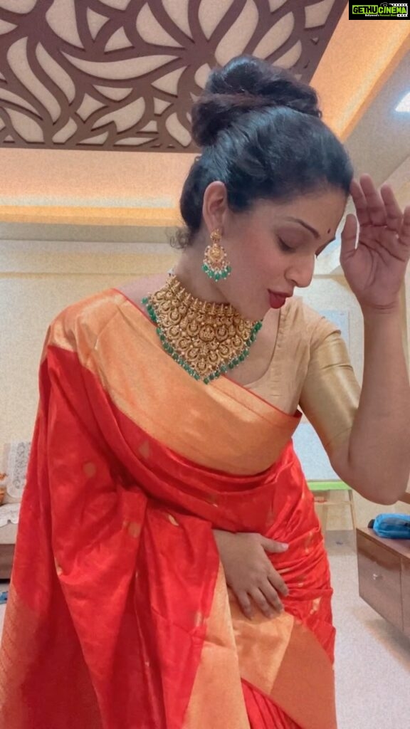 Avanthika Mohan Instagram - I opened the gorgeous pieces!!!!!! BREATHLESS!!!!! from the bottom of my soul I thank you.I can feel the energy and love in them already. I’m in soo love with them.I absolutely love the stones,the temple jewellery,the design the creativity. I can’t stop looking at it,I can’t wait to wear it . People please go and check out her page @trinetra_collections She got mind boggling collections,Simply AMAZING❤️ My favourite 😻 Thank you Preeti chechi ❤️🥰 #reelsinstagram #instagram #reels #reelsindia #video #avantikamohan #shahrukhkhan #explore #jewellery #jewelry #indiantraditionalwear #saree #indianwear #sareelovers #sareesofinstagram #ethnicwear #traditional #fashion