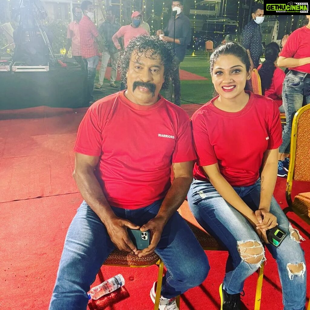Avanthika Mohan Instagram - Look who is with me @actor_abu_salim Sir Too humble and grounded and fun to work with 😊🙏 Thank you Asianet 😊🙏 #instagram #actorslife🎬 #asianet