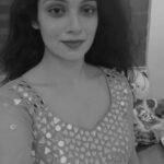 Avanthika Mohan Instagram - Ji humein manzoor hai ❤️ I'm an old soul 💕 #oldisgold #bollywoodsongs #reelsinstagram #trendingnow #trending #explore #explorepage #reelitfeelit #feelitreelit #reelsindia #reels #love #blackandwhite #oldsongs #india