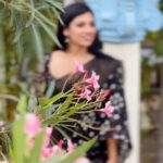 Avanthika Mohan Instagram - Her smile says it all❣️ Costume @blaze__designs #lifeisbeautiful #reelsinstagram #trending #reels #trendingreels #malayalamsongs #malayali #malayalamcinema #gratitude #sareelove #explore #explorepage #fyp #reelsvideo