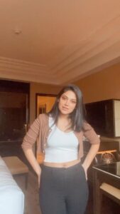 Avanthika Mohan Instagram - Girl next door 🤎

👚 @hm 
👖@zara
Nails @dartistry.in ❤️

#reelsinstagram #video #trendingreels #reelsvideo #explorepage #reels #reelsinstagram #reelsindia #tiktok #gonegirl #dance #trending #reelitfeelit #badshah #explore #reelsindia