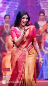 Avanthika Mohan Instagram - Thank you @lulumalltvm @lulucelebrate for inviting me as your #showstopper . I wore a stunning kanjivaram saree coupled with love & hard work of the weavers. 
Don’t be mistaken that flying kiss was for my son who was excited to see his mumma on stage. ❤️

MUA @maquilleurbysumi Thank you Sumi❤️
Show director @shamkhan.official 

#lulumall #lulumalltrivandrum #weddingexpo #saree #kanjivaramsaree #weddingdress #sareelove #kerala #photography #instagram #explore