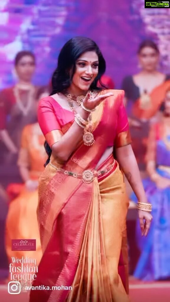 Avanthika Mohan Instagram - Thank you @lulumalltvm @lulucelebrate for inviting me as your #showstopper . I wore a stunning kanjivaram saree coupled with love & hard work of the weavers. Don’t be mistaken that flying kiss was for my son who was excited to see his mumma on stage. ❤ MUA @maquilleurbysumi Thank you Sumi❤ Show director @shamkhan.official #lulumall #lulumalltrivandrum #weddingexpo #saree #kanjivaramsaree #weddingdress #sareelove #kerala #photography #instagram #explore