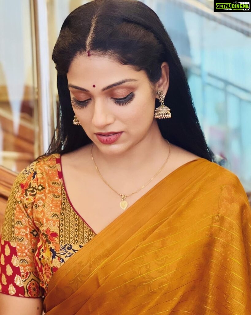 Avanthika Mohan Instagram - In a word full of trends,I want to remain Classic🧡 Photo credit @actor_stebin #actorslife #beingtraditional #sareelove #instagram