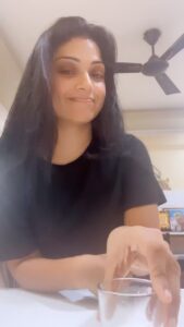 Avanthika Mohan Instagram - My son was cheering me up “mumma you can do it” well I did it 
What’s next? 
Inspired by this beautiful woman @dilaraa.s 

#dilara #dance #bellydance #balance #reels #instagram #instadaily #instagood #dancevideo #explore #explorepage #idontcare #videos #bumpyride #lovedance