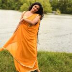 Avanthika Mohan Instagram - She’s an old soul with young eyes and a vintage heart 🌻 The background track is my favourite,Kishore Da at his utmost best #instagram #photography #picoftheday #lifeisgood #gratitude #saree #indian