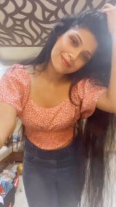 Avanthika Mohan Instagram - I was travelling and I was listening to this music back to back and was eagerly waiting to get back home and try this Tum Tum. 💃🏻
FYI I was unpacking my suitcases so extremely sorry for the messy background! 😁

#reelsinstagram #reels #trending #trendingnow #tumtum #dance #trendingreels #explore #explorepage #reelsvideo #tamilsongs #instagood #tiktok #viral #reelitfeelit #ootd #reelkarofeelkaro