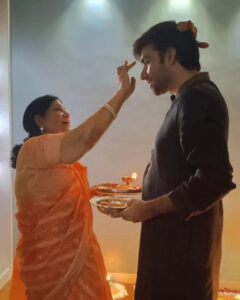 Avinash Tiwary Instagram - I had the best Diwali ever...
All the love and prayers from us to all of you🤗🤗
May we all be blessed with Love,Light and Peace...
May we be blessed by abundance forever🙏🏻🙏🏻

Also माताश्री ke banaye Dahi Wade were the highlight of my night ;)