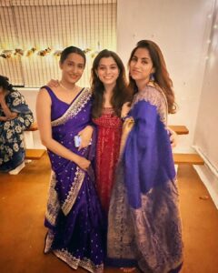 Avinash Tiwary Instagram - I had the best Diwali ever...
All the love and prayers from us to all of you🤗🤗
May we all be blessed with Love,Light and Peace...
May we be blessed by abundance forever🙏🏻🙏🏻

Also माताश्री ke banaye Dahi Wade were the highlight of my night ;)