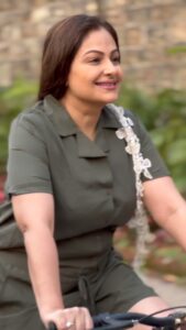 Ayesha Jhulka Instagram - Cycle of life…. #cycle #cyclinglife #heart #❤️ #love #desire #oldsongs #old #movies #nostalgia #aj #instagood #instagram #instadaily #sat #saturday #saturdays #holidays #holiday