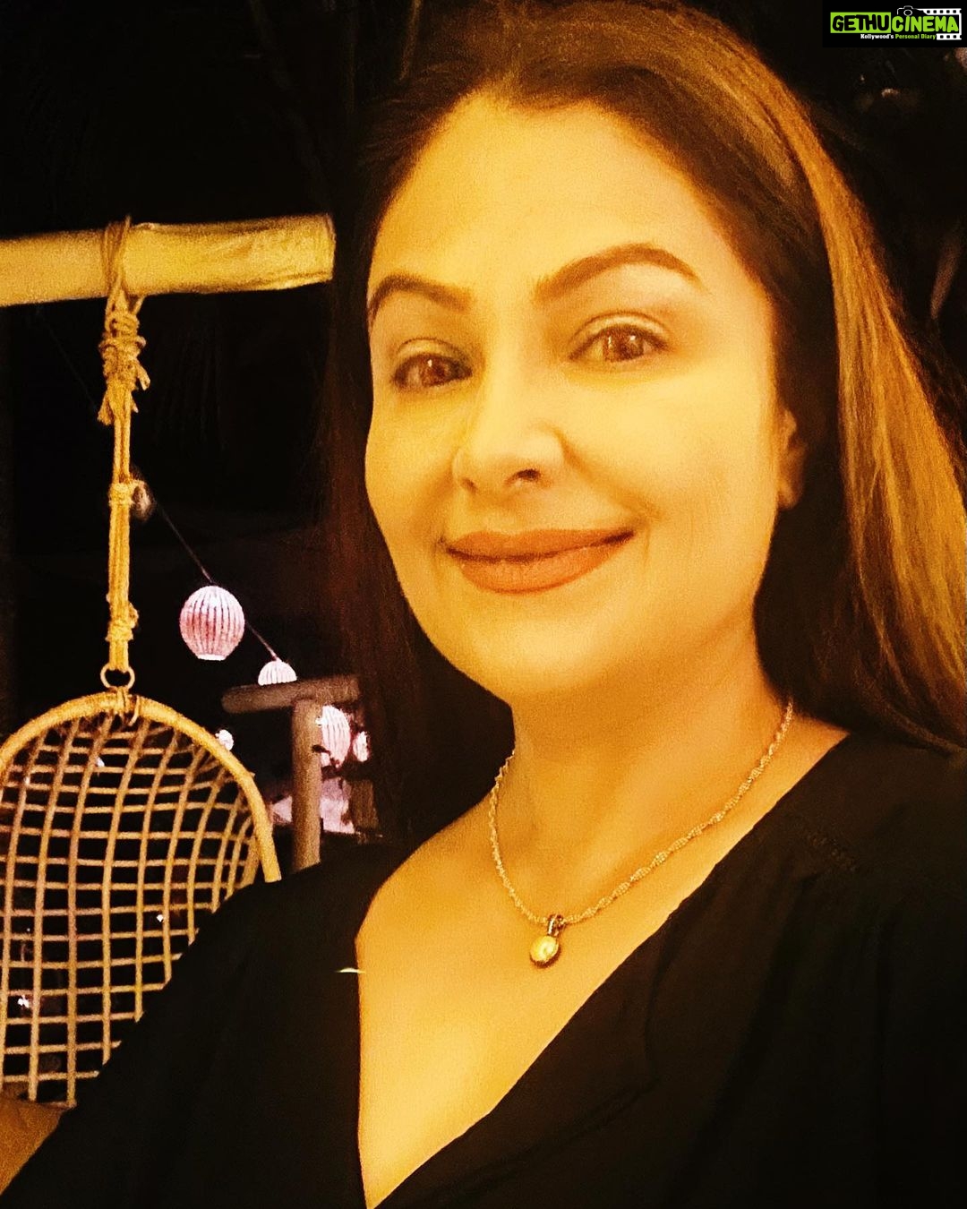 Ayesha Jhulka Instagram - “Yellow makes me feel warm and fuzzy all over.” – Anthony T. Hincks #yellow #warm #warmth #cosy #yellowgold #face #glow #glowup #glowingskin #aj #photooftheday #instagood #instagram #instadaily #friday