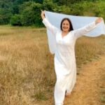 Ayesha Jhulka Instagram - Hold my hand, and I promise I will never let you go 😊 Happy Valentine’s Day ❤️ #valentines #love #ishq #promise #loveislove #happiness #adore #khiladi #memories #aj #instagood #instagram #reelitfeelit #feelitreelit #tuesday