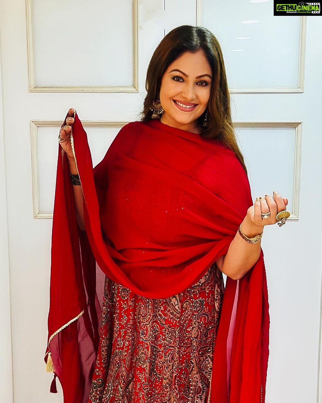 Ayesha Jhulka Instagram - βWhen I wear red I feel like I can do anything. Try and stop meβ¦β π ππ #red #reddress #danger #stunning #outfit #moods #confidence #confident #aj #instagram #instagood #instadaily #photooftheday #photo #thursday #thursdayvibes #love #colour