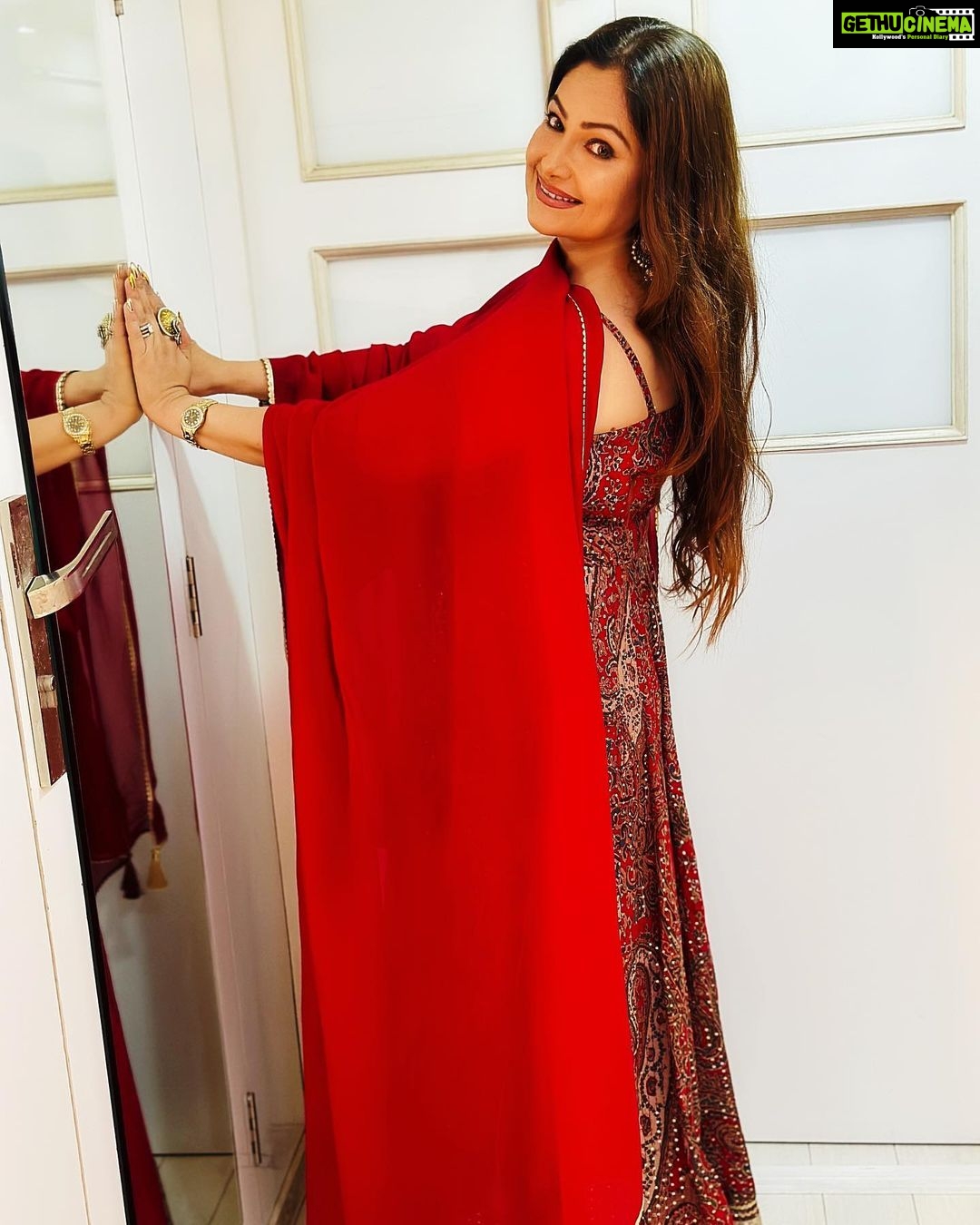 Ayesha Jhulka Instagram - βWhen I wear red I feel like I can do anything. Try and stop meβ¦β π ππ #red #reddress #danger #stunning #outfit #moods #confidence #confident #aj #instagram #instagood #instadaily #photooftheday #photo #thursday #thursdayvibes #love #colour