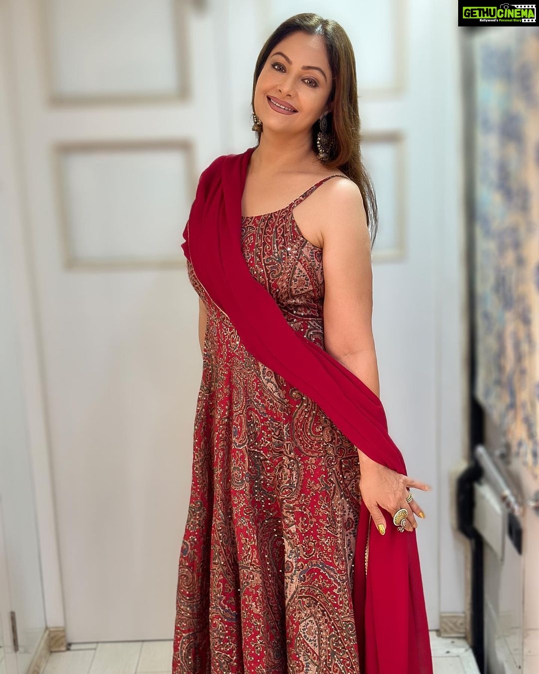 Ayesha Jhulka Instagram - βWhen I wear red I feel like I can do anything. Try and stop meβ¦β π ππ #red #reddress #danger #stunning #outfit #moods #confidence #confident #aj #instagram #instagood #instadaily #photooftheday #photo #thursday #thursdayvibes #love #colour