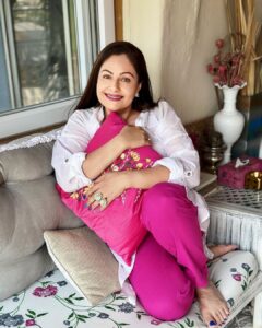 Ayesha Jhulka Instagram - “My style varies on my mood or the weather of the day.”

#mood #moods #laugh #smile #think #confused #happy #relax #chill #aj #photooftheday #instagram #instagood #instadaily #live #life #wednesday #wednesdaywisdom