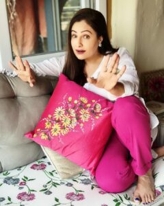 Ayesha Jhulka Instagram - “My style varies on my mood or the weather of the day.”

#mood #moods #laugh #smile #think #confused #happy #relax #chill #aj #photooftheday #instagram #instagood #instadaily #live #life #wednesday #wednesdaywisdom