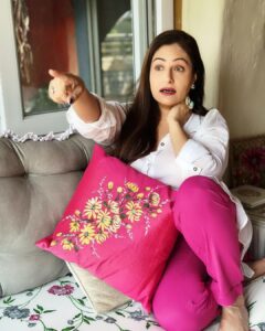 Ayesha Jhulka Instagram - “My style varies on my mood or the weather of the day.”

#mood #moods #laugh #smile #think #confused #happy #relax #chill #aj #photooftheday #instagram #instagood #instadaily #live #life #wednesday #wednesdaywisdom