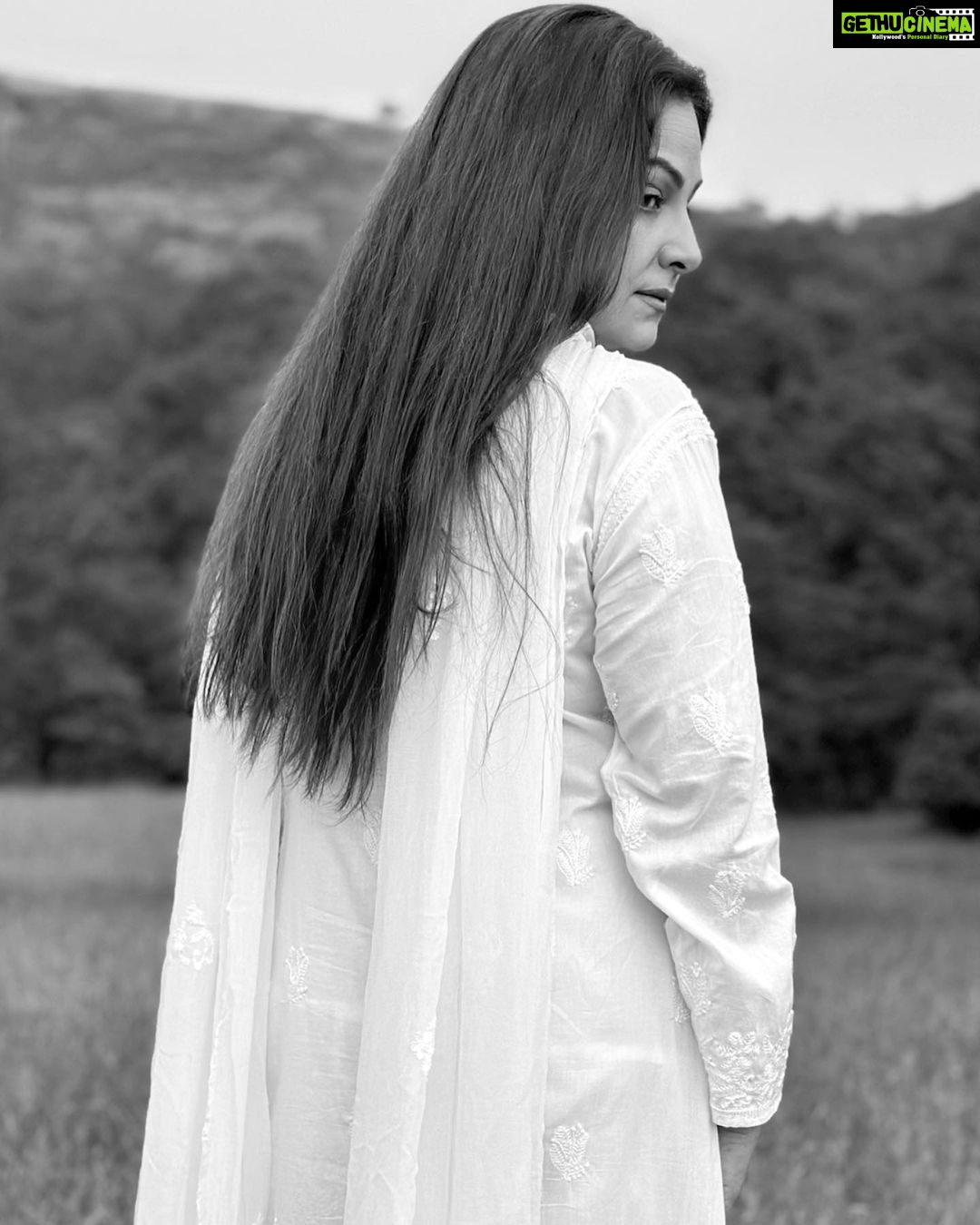 Ayesha Jhulka Instagram - "Black and white creates a strange dreamscape that color never can. " - Jack Antonoff #black #white #grey #colour #palettes #retro #aj #instagood #photooftheday #photo #instagram #instadaily #instamood #thursday #thursdays